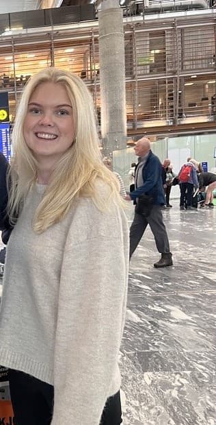 Anna Emilie smiler til kameraet.